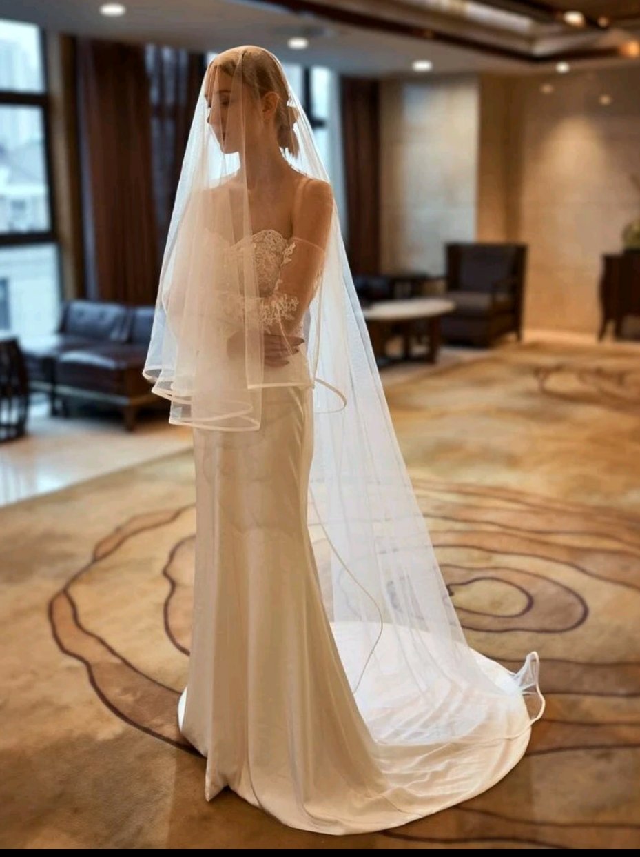 Contrast Binding Bridal Veil