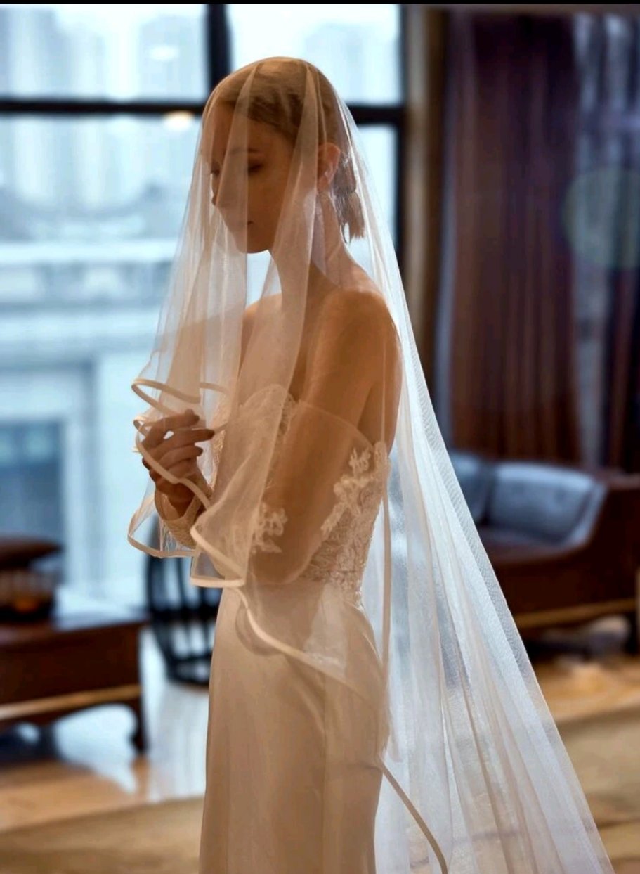 Contrast Binding Bridal Veil