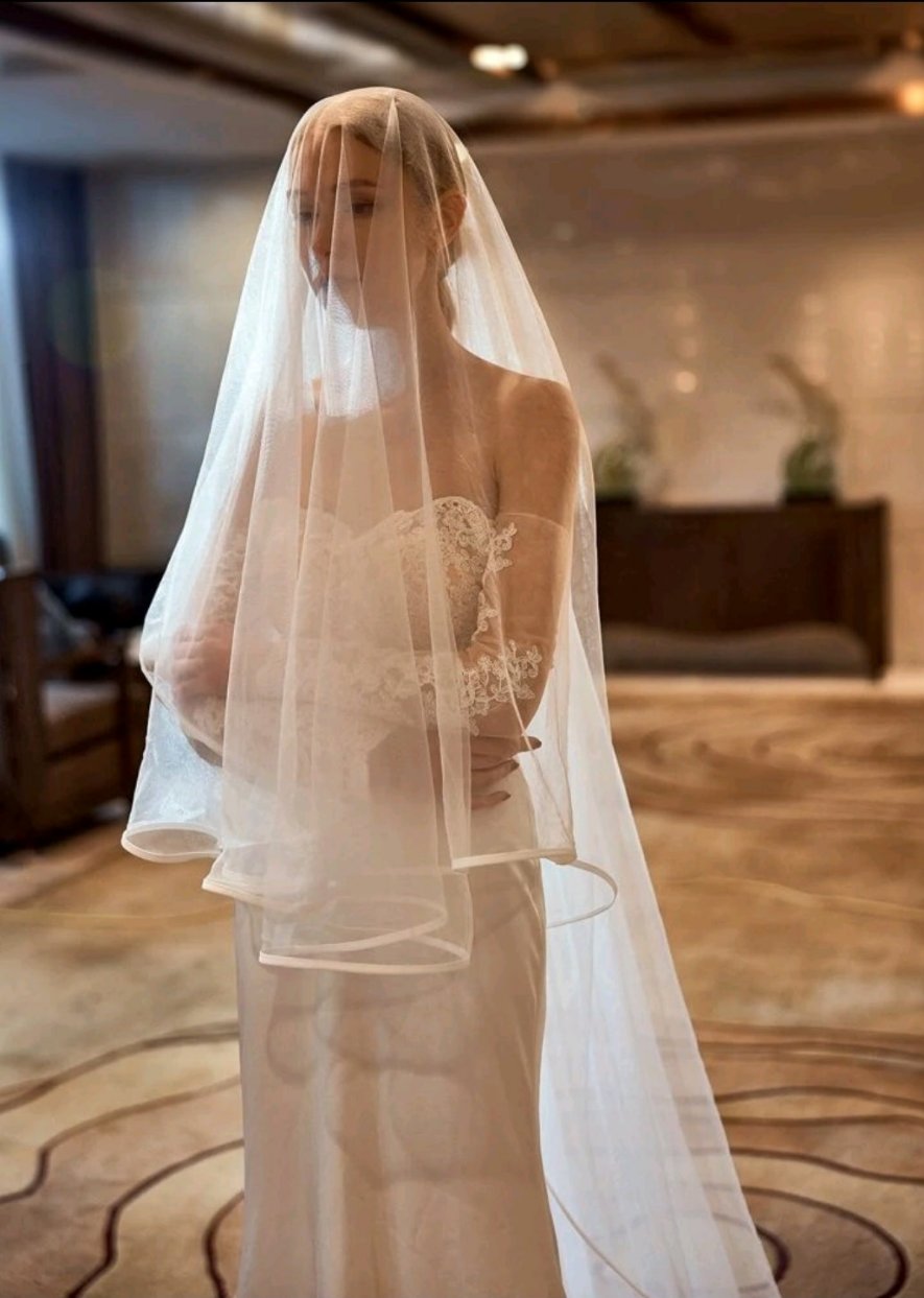 Contrast Binding Bridal Veil