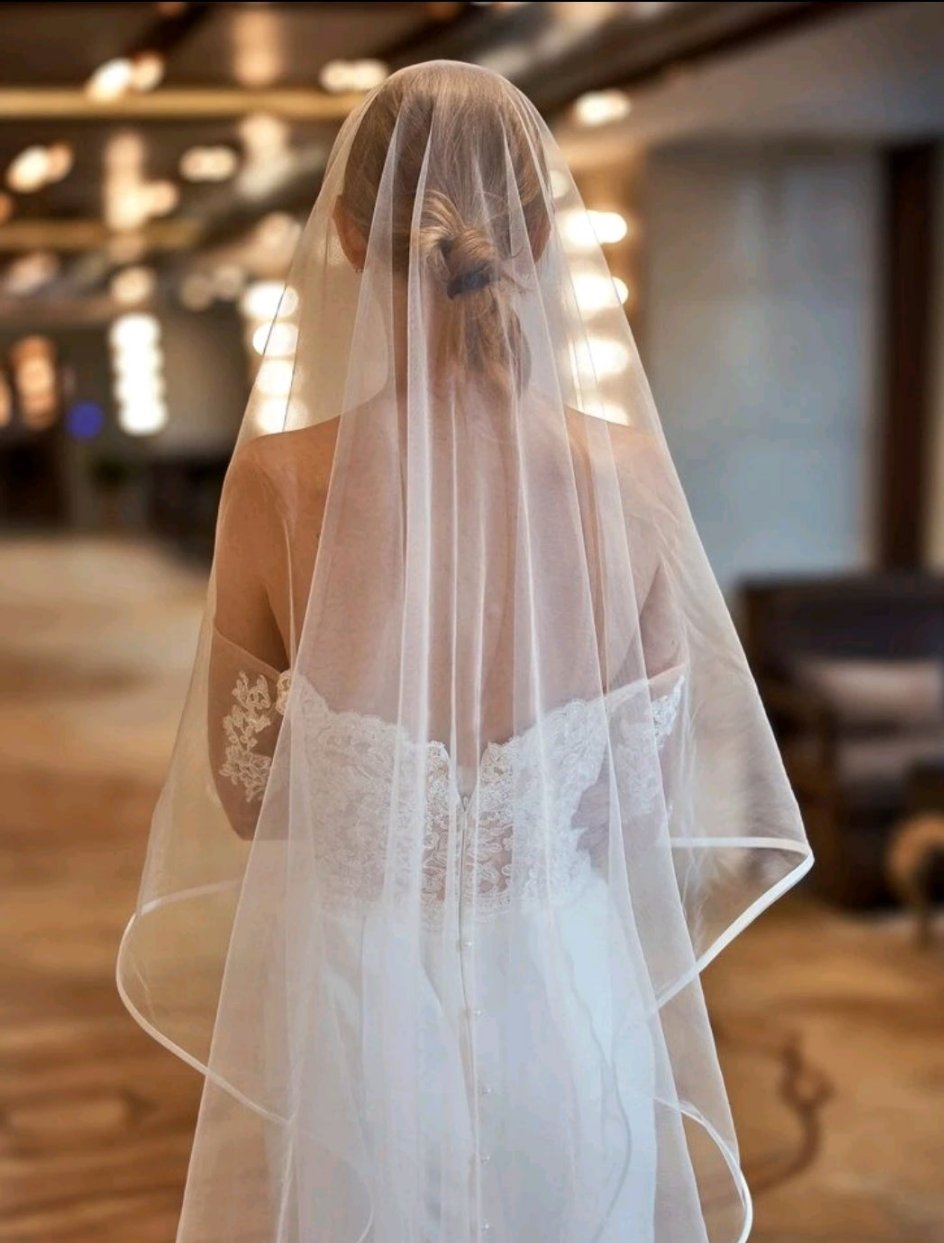 Contrast Binding Bridal Veil