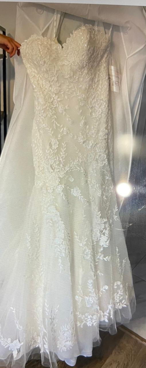 Gorgeous dress with lace overlay detail and a train